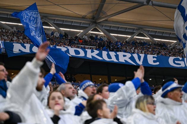 14.12.2025, Fussball, 2. Bundesliga, Saison 2025 2026, 16. Spieltag, FC Schalke 04 - 1.FC Nürnberg, Nordkurve Schild, Fans tragen Ponchos, xRHR-FOTO YYx