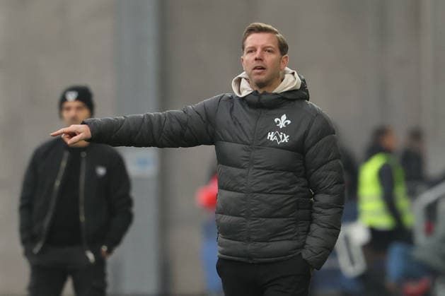 2025.12.14 xjfx 2.Bundesliga SV Darmstadt 98 - SC Preussen Muenster v.l., head coach, Trainer Florian Kohfeldt (SV Darmstadt 98) gibt Anweisungen, gestikuliert, mit den Armen gestikulieren gives instructions, gesticulate. (DFL DFB REGULATIONS PROHIBIT ANY USE OF PHOTOGRAPHS as IMAGE SEQUENCES and or QUASI-VIDEO)