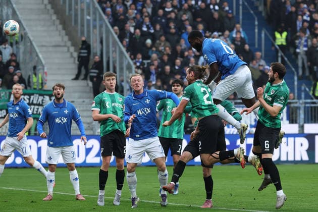 2025.12.14 xjfx 2.Bundesliga SV Darmstadt 98 - SC Preussen Muenster v.l., Jannis Heuer (Preussen Muenster), Patric Pfeiffer (SV Darmstadt 98) Kopfball, Kopfballduell (DFL DFB REGULATIONS PROHIBIT ANY USE OF PHOTOGRAPHS as IMAGE SEQUENCES and or QUASI-VIDEO)