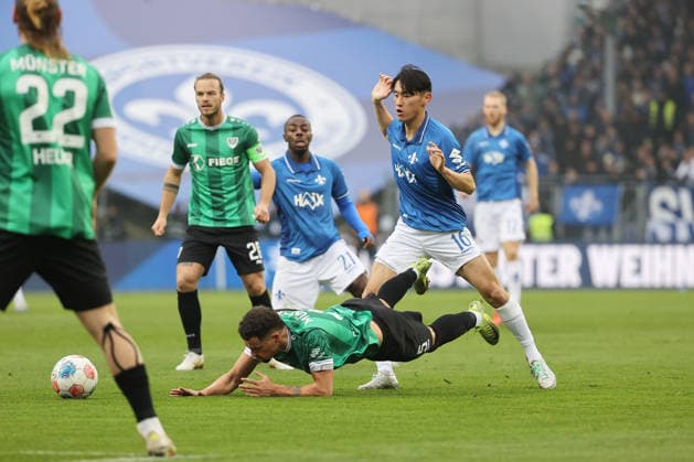 14.12.2025, xtvx, Fussball 2.Bundesliga, SV Darmstadt 98 - Preußen Münster v.l. Yassine Bouchama (Preussen Muenster) Hiroki Akiyama (SV Darmstadt 98) Zweikampf, Duell, duel, tackle, compete (DFL DFB REGULATIONS PROHIBIT ANY USE OF PHOTOGRAPHS as IMAGE SEQUENCES and or QUASI-VIDEO) Darmstadt