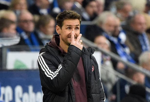 14.12.2025, xhbx, Fussball 2.Bundesliga, FC Schalke 04 - 1.FC Nürnberg v.l. Trainer Miroslav Klose (1.FC Nuernberg) gibt Anweisungen, gestikuliert, mit den Armen gestikulieren gives instructions, gesticulate. (DFL DFB REGULATIONS PROHIBIT ANY USE OF PHOTOGRAPHS as IMAGE SEQUENCES and or QUASI-VIDEO) Gelsenkirchen