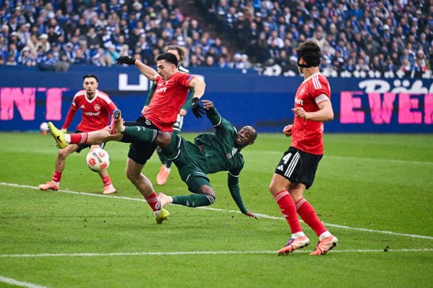 14.12.2025, Fussball, 2. Bundesliga, Saison 2025 2026, 16. Spieltag, FC Schalke 04 - 1.FC Nürnberg, Benjamin Goller ( 1.FC Nürnberg ) , Christopher Antwi-Adjei (FC Schalke 04) xRHR-FOTO YYx