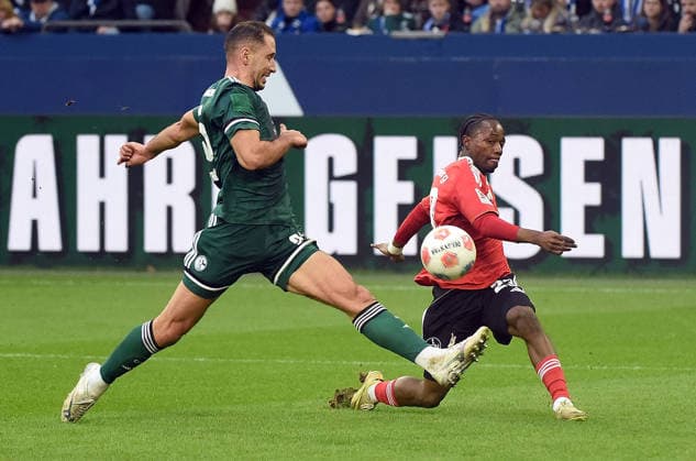 14.12.2025, xhbx, Fussball 2.Bundesliga, FC Schalke 04 - 1.FC Nürnberg v.l. Nikola Katic (FC Schalke 04), Mohamed Ali Zoma (1.FC Nuernberg) (DFL DFB REGULATIONS PROHIBIT ANY USE OF PHOTOGRAPHS as IMAGE SEQUENCES and or QUASI-VIDEO) Gelsenkirchen