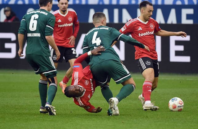 14.12.2025, xhbx, Fussball 2.Bundesliga, FC Schalke 04 - 1.FC Nürnberg v.l.Ron Schallenberg (FC Schalke 04), Mohamed Ali Zoma (1.FC Nuernberg), Hasan Kurucay (FC Schalke 04) (DFL DFB REGULATIONS PROHIBIT ANY USE OF PHOTOGRAPHS as IMAGE SEQUENCES and or QUASI-VIDEO) Gelsenkirchen