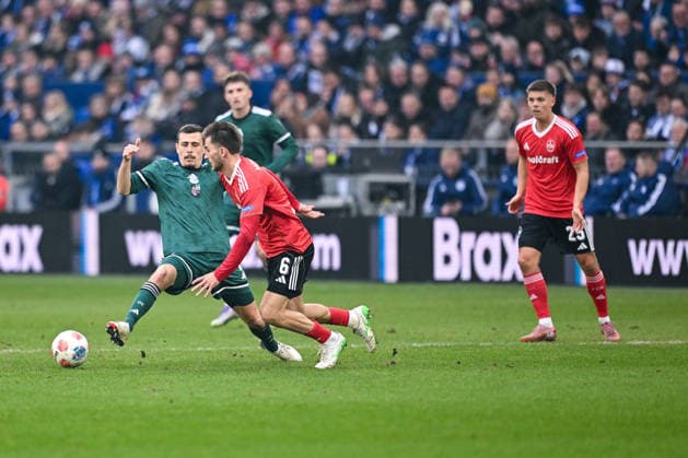 14.12.2025, Fussball, 2. Bundesliga, Saison 2025 2026, 16. Spieltag, FC Schalke 04 - 1.FC Nürnberg, Ron Schallenberg (FC Schalke 04), Adam Markhiev ( 1.FC Nürnberg ) xRHR-FOTO YYx
