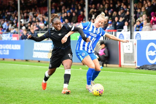 Brighton and Hove Albion Women v Chelsea Women Women s Super League 14 12 2025. Sandy Baltimore Midfielder of Chelsea and Rachel McLauchlan Defender of Brighton and Hove Albion in action during the Women s Super League match between Brighton and Hove Albion Women and Chelsea Women at The Broadfield Stadium, Crawley, England on 14 December 2025. Crawley The Broadfield Stadium West Sussex England Editorial use only DataCo restrictions apply See www.football-dataco.com , Copyright: xJeffxMoodx PSI-23427-0009