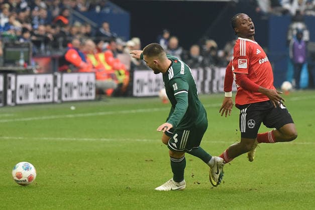 14.12.2025, xhbx, Fussball 2.Bundesliga, FC Schalke 04 - 1.FC Nürnberg v.l. Hasan Kurucay (FC Schalke 04), Mohamed Ali Zoma (1.FC Nuernberg) (DFL DFB REGULATIONS PROHIBIT ANY USE OF PHOTOGRAPHS as IMAGE SEQUENCES and or QUASI-VIDEO) Gelsenkirchen