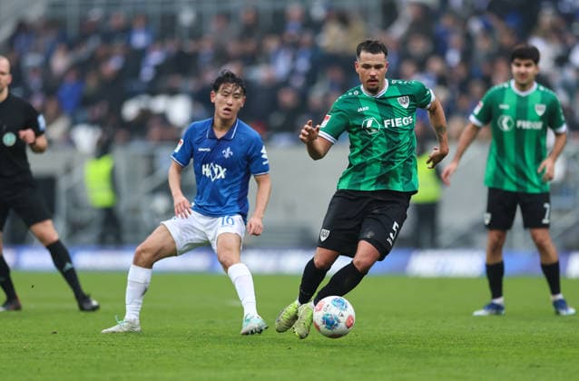 14.12.2025, Fussball 2. Bundesliga, SV Darmstadt 98 - SC Preußen Münster, emonline, emspor, despor, v.l., Hiroki Akiyama (SV Darmstadt 98), Yassine Bouchama (SC Preußen Münster) DFL DFB REGULATIONS PROHIBIT ANY USE OF PHOTOGRAPHS AS IMAGE SEQUENCES AND OR QUASI-VIDEO. xdcx