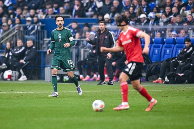 14.12.2025, Fussball, 2. Bundesliga, Saison 2025 2026, 16. Spieltag, FC Schalke 04 - 1.FC Nürnberg, Kenan Karaman (FC Schalke 04), Fabio Gruber ( 1.FC Nürnberg ) xRHR-FOTO YYx