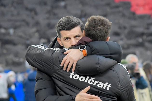 Umarmung Miron Muslic (Schalke) Miroslav Klose (Nuernberg) 14.12.2025 Fussball FC Schalke 04 vs 1. FC Nuernberg, Veltins-Arena, Gelsenkirchen, DFB DFL REGULATIONS PROHIBIT ANY USE OF PHOTOGRAPHS AS IMAGE SEQUENCES AND OR QUASI-VIDEO