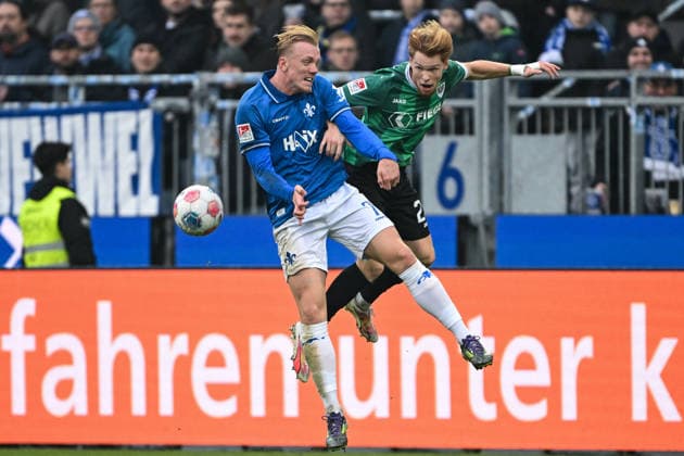 Isac Lidberg (SV Darmstadt 1898, 07) im Zweikampf mit Luca Bolay (Muenster 25), GER, SV Darmstadt 98 vs Preußen Münster, Fussball, 2. Bundesliga, 16. Spieltag, Spielzeit 2025 2026, 14.12.2025. DFL REGULATIONS PROHIBIT ANY USE OF PHOTOGRAPHS AS IMAGE SEQUENCES AND OR QUASI-VIDEO GER, SV Darmstadt 98 vs Preußen Münster, Fussball, 2. Bundesliga, 16. Spieltag, Spielzeit 2025 2026, 14.12.2025. Darmstadt
