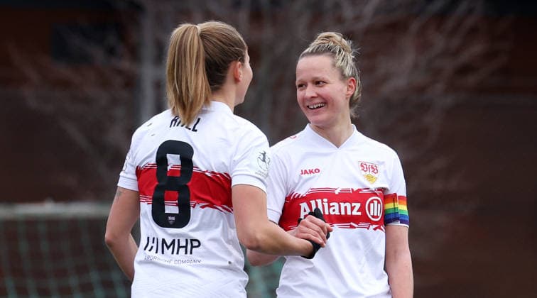 BAU 14.12.2025 Stuttgart Fußball Frauen VfB Stuttgart vs. SC Sand, v.l. Maximiliane Rall und Torschützin Jana Beuchlein (VfB) jubeln über das Tor zum 1:0