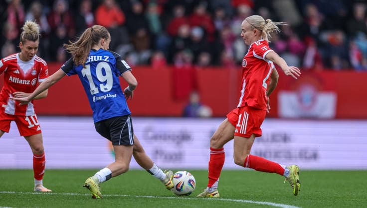 GER, München, FC Bayern München vs Hamburger SV, Google Pixel Frauen Bundesliga, Fussball, DFB, Spielzeit 2025 2026, FC Bayern Campus, 13. Spieltag, im Bild v.l.: Victoria Schulz (Hamburger SV Frauen 19), Pernille Harder (Bayern München 21) DFB DFL REGULATIONS PROHIBIT ANY USE OF PHOTOGRAPHS AS IMAGE SEQUENCES AND OR QUASI-VIDEO, 14.12.2025 Copyright: HMBxMedia HendrikxHamelau