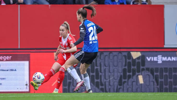 GER, München, FC Bayern München vs Hamburger SV, Google Pixel Frauen Bundesliga, Fussball, DFB, Spielzeit 2025 2026, FC Bayern Campus, 13. Spieltag, im Bild v.l.: Giulia Gwinn (Bayern München 7), Jaqueline Dönges (Hamburger SV Frauen 21), Flanke DFB DFL REGULATIONS PROHIBIT ANY USE OF PHOTOGRAPHS AS IMAGE SEQUENCES AND OR QUASI-VIDEO, 14.12.2025 Copyright: HMBxMedia HendrikxHamelau