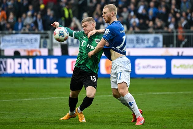 Lars Lokotsch (Muenster 13) im Zweikampf mit Kai Klefisch (SV Darmstadt 1898, 17), GER, SV Darmstadt 98 vs Preußen Münster, Fussball, 2. Bundesliga, 16. Spieltag, Spielzeit 2025 2026, 14.12.2025. DFL REGULATIONS PROHIBIT ANY USE OF PHOTOGRAPHS AS IMAGE SEQUENCES AND OR QUASI-VIDEO GER, SV Darmstadt 98 vs Preußen Münster, Fussball, 2. Bundesliga, 16. Spieltag, Spielzeit 2025 2026, 14.12.2025. Darmstadt