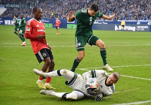 14.12.2025, xhbx, Fussball 2.Bundesliga, FC Schalke 04 - 1.FC Nürnberg v.l. Mohamed Ali Zoma (1.FC Nuernberg), Ron Schallenberg (FC Schalke 04), Loris Karius (FC Schalke 04) (DFL DFB REGULATIONS PROHIBIT ANY USE OF PHOTOGRAPHS as IMAGE SEQUENCES and or QUASI-VIDEO) Gelsenkirchen