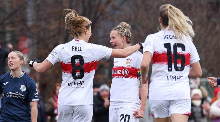 BAU 14.12.2025 Stuttgart Fußball Frauen VfB Stuttgart vs. SC Sand, vorn v.l. Maximiliane Rall, Torschützin Jana Beuschlein und Janina Hechler (VfB) jubeln über das Tor zum 1:0