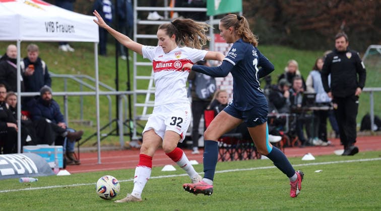 BAU 14.12.2025 Stuttgart Fußball Frauen VfB Stuttgart vs. SC Sand, v.l. Tamar Lea Dongus (VfB), Ronja Schaer (Sand)