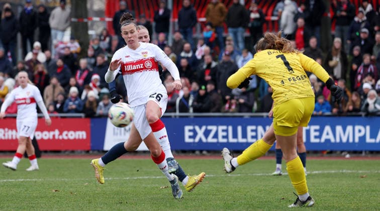 BAU 14.12.2025 Stuttgart Fußball Frauen VfB Stuttgart vs. SC Sand, v.l. Nicole Billa (VfB), Jule Baum (Sand)