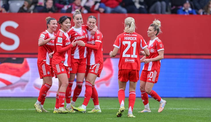 GER, München, FC Bayern München vs Hamburger SV, Google Pixel Frauen Bundesliga, Fussball, DFB, Spielzeit 2025 2026, FC Bayern Campus, 13. Spieltag, im Bild v.l.: DFB DFL REGULATIONS PROHIBIT ANY USE OF PHOTOGRAPHS AS IMAGE SEQUENCES AND OR QUASI-VIDEO, 14.12.2025 Copyright: HMBxMedia HendrikxHamelau