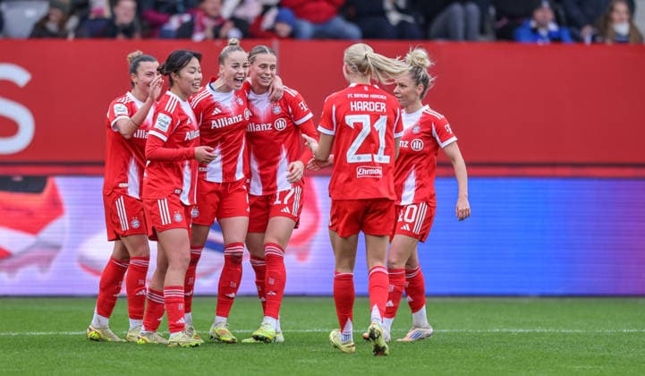 GER, München, FC Bayern München vs Hamburger SV, Google Pixel Frauen Bundesliga, Fussball, DFB, Spielzeit 2025 2026, FC Bayern Campus, 13. Spieltag, im Bild v.l.: DFB DFL REGULATIONS PROHIBIT ANY USE OF PHOTOGRAPHS AS IMAGE SEQUENCES AND OR QUASI-VIDEO, 14.12.2025 Copyright: HMBxMedia HendrikxHamelau