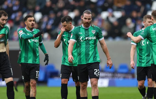 14.12.2025, Fussball 2. Bundesliga, SV Darmstadt 98 - SC Preußen Münster, emonline, emspor, despor, v.l., Oliver Batista Meier (SC Preußen Münster), Yassine Bouchama (SC Preußen Münster), Jannis Heuer (SC Preußen Münster) enttaeuscht, enttaeuscht schauend, dissapointed, traurig, frustiert, frust, gefrustet, frustrated DFL DFB REGULATIONS PROHIBIT ANY USE OF PHOTOGRAPHS AS IMAGE SEQUENCES AND OR QUASI-VIDEO. xdcx