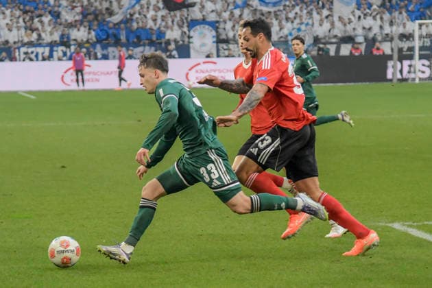 v. li. im Zweikampf Vitalie Becker (Schalke 33) Robin Lisewski (Nuernberg 13) 14.12.2025 Fussball FC Schalke 04 vs 1. FC Nuernberg, Veltins-Arena, Gelsenkirchen, DFB DFL REGULATIONS PROHIBIT ANY USE OF PHOTOGRAPHS AS IMAGE SEQUENCES AND OR QUASI-VIDEO