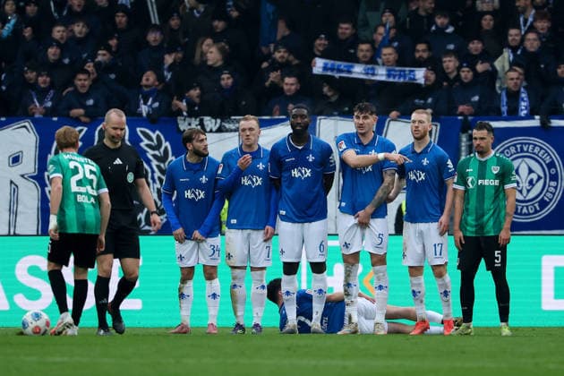 2025.12.14 xjfx 2.Bundesliga SV Darmstadt 98 - SC Preussen Muenster v.l., Luca Bolay (Preussen Muenster), die Darmstädter Mauer, Kilian Julian Corredor (SV Darmstadt 98), Isac Alexi Sivert Lidberg (SV Darmstadt 98), Patric Pfeiffer (SV Darmstadt 98), Matej Maglica (SV Darmstadt 98), Kai Klefisch (SV Darmstadt 98) (DFL DFB REGULATIONS PROHIBIT ANY USE OF PHOTOGRAPHS as IMAGE SEQUENCES and or QUASI-VIDEO)