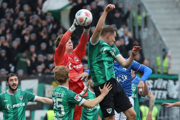 2025.12.14 xjfx 2.Bundesliga SV Darmstadt 98 - SC Preussen Muenster v.l., Torwart Johannes Schenk (Preussen Muenster), Kilian Julian Corredor (SV Darmstadt 98) in aktion, in action, (DFL DFB REGULATIONS PROHIBIT ANY USE OF PHOTOGRAPHS as IMAGE SEQUENCES and or QUASI-VIDEO)