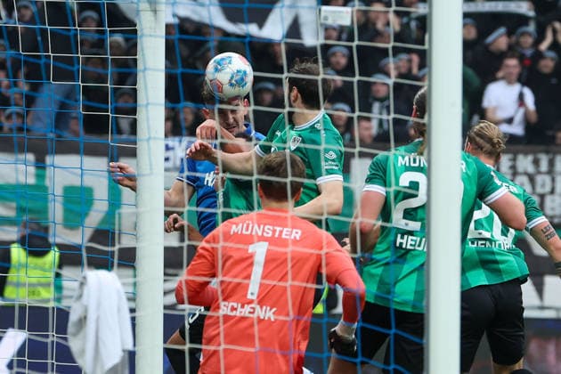 2025.12.14 xjfx 2.Bundesliga SV Darmstadt 98 - SC Preussen Muenster v.l., Matej Maglica (SV Darmstadt 98) Kopfball, Kopfballduell, Torwart Johannes Schenk (Preussen Muenster) (DFL DFB REGULATIONS PROHIBIT ANY USE OF PHOTOGRAPHS as IMAGE SEQUENCES and or QUASI-VIDEO)