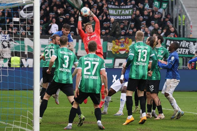 2025.12.14 xjfx 2.Bundesliga SV Darmstadt 98 - SC Preussen Muenster v.l., Matej Maglica (SV Darmstadt 98), Torwart Johannes Schenk (Preussen Muenster) (DFL DFB REGULATIONS PROHIBIT ANY USE OF PHOTOGRAPHS as IMAGE SEQUENCES and or QUASI-VIDEO)