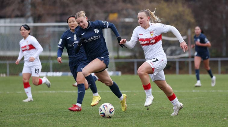 BAU 14.12.2025 Stuttgart Fußball Frauen VfB Stuttgart vs. SC Sand, v.l. Milena Fischer (Sand), Leonie Schetter (VfB)