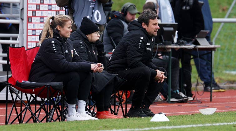 BAU 14.12.2025 Stuttgart Fußball Frauen VfB Stuttgart vs. SC Sand, Trainer Heiko Gerber (VfB, rechts)