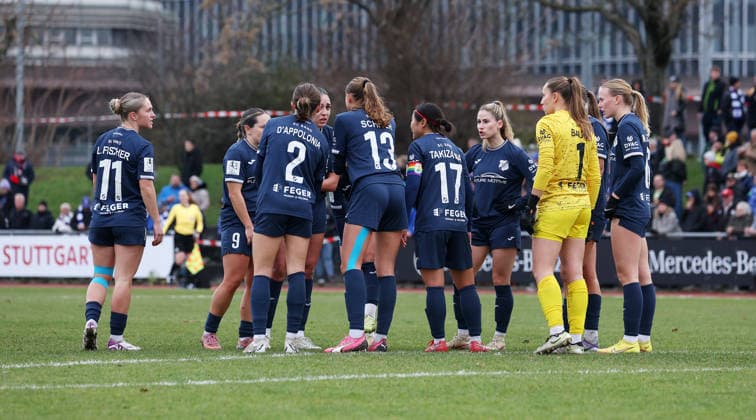 BAU 14.12.2025 Stuttgart Fußball Frauen VfB Stuttgart vs. SC Sand, die Spielerinnen von Sande bilden nach dem Gegentor zum 2:0 einen Kreis