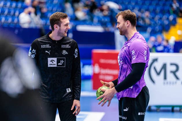 v.l. Nikola Bilyk (THW Kiel, 53), Andreas Wolff (THW Kiel, 33) GER, TBV Lemgo Lippe vs. THW Kiel, Handball, 1. Bundesliga, 17. Spieltag, Spielzeit 2025 2026, 14.12.2025 GER, TBV Lemgo Lippe vs. THW Kiel, Handball, 1. Bundesliga, 17. Spieltag, Spielzeit 2025 2026, 14.12.2025 Lemgo Copyright: xEibner-Pressefoto JanxRollingerx EP_JSK