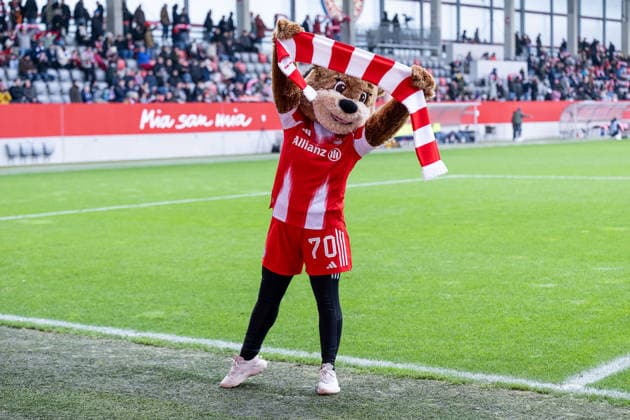 Mia (Maskottchen, FC Bayern Muenchen Frauen) mit Schal GER, FC Bayern Muenchen Frauen vs. Hamburger SV, Fussball, Google Pixel Frauen-Bundesliga, 13. Spieltag, Saison 2025 2026, 14.12.2025. (DFL DFB REGULATIONS PROHIBIT ANY USE OF PHOTOGRAPHS as IMAGE SEQUENCES and or QUASI-VIDEO). GER, FC Bayern Muenchen Frauen vs. Hamburger SV, Fussball, Google Pixel Frauen-Bundesliga, 13. Spieltag, Saison 2025 2026, 14.12.2025. Muenchen Copyright: xEibner-Pressefoto HeikexFeinerx EP_HFR