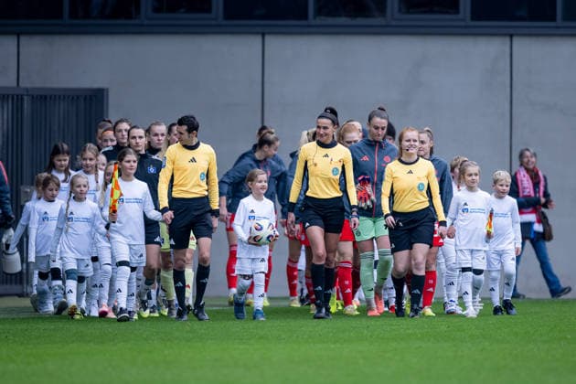 Das Schiedsrichtergespann Nadine Westerhoff (Schiedsrichterin), Juan Koenig Martinez (Schiedsrichter-Assistentin) und Jana Hegwein (Schiedsrichter-Assistentin) fuehrt die beiden Teams auf den Rasen GER, FC Bayern Muenchen Frauen vs. Hamburger SV, Fussball, Google Pixel Frauen-Bundesliga, 13. Spieltag, Saison 2025 2026, 14.12.2025. (DFL DFB REGULATIONS PROHIBIT ANY USE OF PHOTOGRAPHS as IMAGE SEQUENCES and or QUASI-VIDEO). GER, FC Bayern Muenchen Frauen vs. Hamburger SV, Fussball, Google Pixel Frauen-Bundesliga, 13. Spieltag, Saison 2025 2026, 14.12.2025. Muenchen Copyright: xEibner-Pressefoto HeikexFeinerx EP_HFR