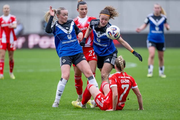 Kampf um den Ball von Mia Buechele (Hamburger SV, 17) und Melanie Brunnthaler (Hamburger SV, 11) gegen Arianna Caruso (FC Bayern Muenchen Frauen, 27) und Giulia Gwinn (FC Bayern Muenchen Frauen, 07) GER, FC Bayern Muenchen Frauen vs. Hamburger SV, Fussball, Google Pixel Frauen-Bundesliga, 13. Spieltag, Saison 2025 2026, 14.12.2025. (DFL DFB REGULATIONS PROHIBIT ANY USE OF PHOTOGRAPHS as IMAGE SEQUENCES and or QUASI-VIDEO). GER, FC Bayern Muenchen Frauen vs. Hamburger SV, Fussball, Google Pixel Frauen-Bundesliga, 13. Spieltag, Saison 2025 2026, 14.12.2025. Muenchen Copyright: xEibner-Pressefoto HeikexFeinerx EP_HFR