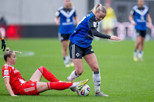 Kampf um den Ball Zweikampf zwischen Giulia Gwinn (FC Bayern Muenchen Frauen, 07) und Mia Buechele (Hamburger SV, 17) GER, FC Bayern Muenchen Frauen vs. Hamburger SV, Fussball, Google Pixel Frauen-Bundesliga, 13. Spieltag, Saison 2025 2026, 14.12.2025. (DFL DFB REGULATIONS PROHIBIT ANY USE OF PHOTOGRAPHS as IMAGE SEQUENCES and or QUASI-VIDEO). GER, FC Bayern Muenchen Frauen vs. Hamburger SV, Fussball, Google Pixel Frauen-Bundesliga, 13. Spieltag, Saison 2025 2026, 14.12.2025. Muenchen Copyright: xEibner-Pressefoto HeikexFeinerx EP_HFR