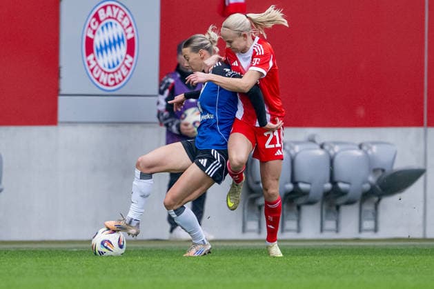 Kampf um den Ball Zweikampf zwischen Sophie Hillebrand (Hamburger SV, 22) und Pernille Harder (FC Bayern Muenchen Frauen, 21) GER, FC Bayern Muenchen Frauen vs. Hamburger SV, Fussball, Google Pixel Frauen-Bundesliga, 13. Spieltag, Saison 2025 2026, 14.12.2025. (DFL DFB REGULATIONS PROHIBIT ANY USE OF PHOTOGRAPHS as IMAGE SEQUENCES and or QUASI-VIDEO). GER, FC Bayern Muenchen Frauen vs. Hamburger SV, Fussball, Google Pixel Frauen-Bundesliga, 13. Spieltag, Saison 2025 2026, 14.12.2025. Muenchen Copyright: xEibner-Pressefoto HeikexFeinerx EP_HFR