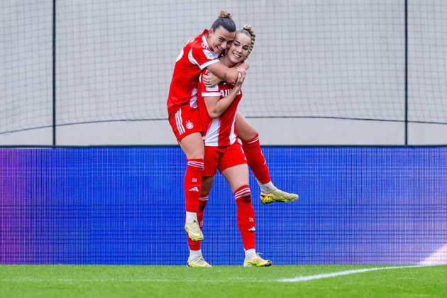 Arianna Caruso (FC Bayern Muenchen Frauen, 27) bejubelt mit Giulia Gwinn (FC Bayern Muenchen Frauen, 07) deren Tor zum 1:0 GER, FC Bayern Muenchen Frauen vs. Hamburger SV, Fussball, Google Pixel Frauen-Bundesliga, 13. Spieltag, Saison 2025 2026, 14.12.2025. (DFL DFB REGULATIONS PROHIBIT ANY USE OF PHOTOGRAPHS as IMAGE SEQUENCES and or QUASI-VIDEO). GER, FC Bayern Muenchen Frauen vs. Hamburger SV, Fussball, Google Pixel Frauen-Bundesliga, 13. Spieltag, Saison 2025 2026, 14.12.2025. Muenchen Copyright: xEibner-Pressefoto HeikexFeinerx EP_HFR