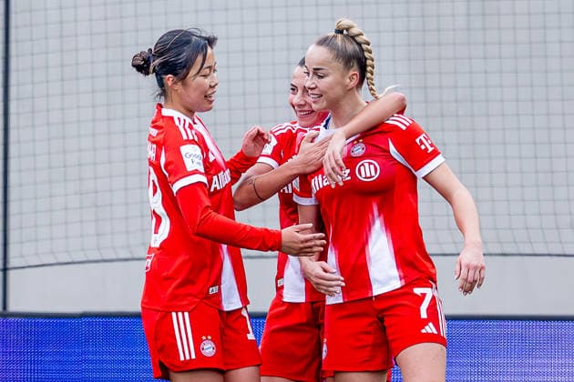 Momoko Tanikawa (FC Bayern Muenchen Frauen, 18) und Arianna Caruso (FC Bayern Muenchen Frauen, 27) bejubeln mit Giulia Gwinn (FC Bayern Muenchen Frauen, 07) deren Tor zum 1:0 GER, FC Bayern Muenchen Frauen vs. Hamburger SV, Fussball, Google Pixel Frauen-Bundesliga, 13. Spieltag, Saison 2025 2026, 14.12.2025. (DFL DFB REGULATIONS PROHIBIT ANY USE OF PHOTOGRAPHS as IMAGE SEQUENCES and or QUASI-VIDEO). GER, FC Bayern Muenchen Frauen vs. Hamburger SV, Fussball, Google Pixel Frauen-Bundesliga, 13. Spieltag, Saison 2025 2026, 14.12.2025. Muenchen Copyright: xEibner-Pressefoto HeikexFeinerx EP_HFR