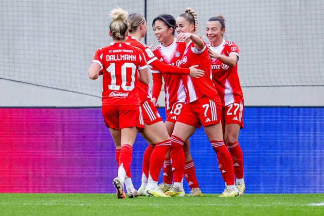 Die Muenchnerinnen bejubeln mit Giulia Gwinn (FC Bayern Muenchen Frauen, 07) deren Tor zum 1:0 GER, FC Bayern Muenchen Frauen vs. Hamburger SV, Fussball, Google Pixel Frauen-Bundesliga, 13. Spieltag, Saison 2025 2026, 14.12.2025. (DFL DFB REGULATIONS PROHIBIT ANY USE OF PHOTOGRAPHS as IMAGE SEQUENCES and or QUASI-VIDEO). GER, FC Bayern Muenchen Frauen vs. Hamburger SV, Fussball, Google Pixel Frauen-Bundesliga, 13. Spieltag, Saison 2025 2026, 14.12.2025. Muenchen Copyright: xEibner-Pressefoto HeikexFeinerx EP_HFR