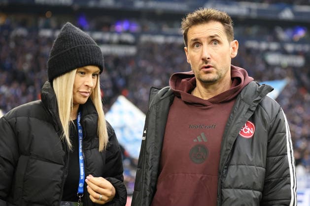 Pia Lisa Kienel (Leiterin der Abteilung Sportkommunikationbeim 1.FC Nürnberg) und Cheftrainer Miroslav Klose (1.FC Nürnberg) Spiel der 2. Bundesliga (Saison 2025 26) FC Schalke 04 - 1. FC Nürnberg Copyright: Thomas Pakusch