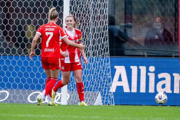 Giulia Gwinn (FC Bayern Muenchen Frauen, 07) bejubelt mit Georgia Stanway (FC Bayern Muenchen Frauen, 31) deren Tor per Elfmeter Strafstoss zum 2:0 GER, FC Bayern Muenchen Frauen vs. Hamburger SV, Fussball, Google Pixel Frauen-Bundesliga, 13. Spieltag, Saison 2025 2026, 14.12.2025. (DFL DFB REGULATIONS PROHIBIT ANY USE OF PHOTOGRAPHS as IMAGE SEQUENCES and or QUASI-VIDEO). GER, FC Bayern Muenchen Frauen vs. Hamburger SV, Fussball, Google Pixel Frauen-Bundesliga, 13. Spieltag, Saison 2025 2026, 14.12.2025. Muenchen Copyright: xEibner-Pressefoto HeikexFeinerx EP_HFR