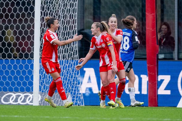 Arianna Caruso (FC Bayern Muenchen Frauen, 27) und Giulia Gwinn (FC Bayern Muenchen Frauen, 07) bejubeln mit Georgia Stanway (FC Bayern Muenchen Frauen, 31) deren Tor per Elfmeter Strafstoss zum 2:0 GER, FC Bayern Muenchen Frauen vs. Hamburger SV, Fussball, Google Pixel Frauen-Bundesliga, 13. Spieltag, Saison 2025 2026, 14.12.2025. (DFL DFB REGULATIONS PROHIBIT ANY USE OF PHOTOGRAPHS as IMAGE SEQUENCES and or QUASI-VIDEO). GER, FC Bayern Muenchen Frauen vs. Hamburger SV, Fussball, Google Pixel Frauen-Bundesliga, 13. Spieltag, Saison 2025 2026, 14.12.2025. Muenchen Copyright: xEibner-Pressefoto HeikexFeinerx EP_HFR