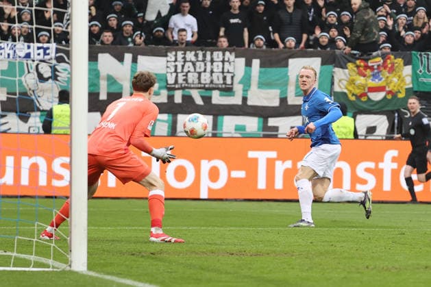 14.12.2025, xtvx, Fussball 2.Bundesliga, SV Darmstadt 98 - Preußen Münster v.l. Torwart Johannes Schenk (Preussen Muenster) Torschuss, has a shot on goal Isac Lidberg (SV Darmstadt 98) (DFL DFB REGULATIONS PROHIBIT ANY USE OF PHOTOGRAPHS as IMAGE SEQUENCES and or QUASI-VIDEO) Darmstadt