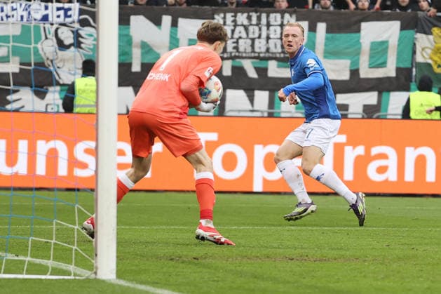 14.12.2025, xtvx, Fussball 2.Bundesliga, SV Darmstadt 98 - Preußen Münster v.l. Torwart Johannes Schenk (Preussen Muenster) Torschuss, has a shot on goal Isac Lidberg (SV Darmstadt 98) (DFL DFB REGULATIONS PROHIBIT ANY USE OF PHOTOGRAPHS as IMAGE SEQUENCES and or QUASI-VIDEO) Darmstadt