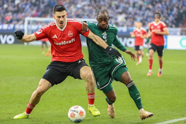 2. Bundesliga - FC Schalke 04 - 1. FC Nürnberg am 14.12.2025 in der Veltins-Arena auf Schalke Luka Lochoshvili (Nuernberg 24) gegen Christopher Antwi Adjei (Schalke 18)