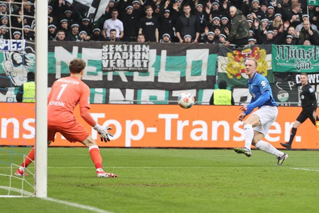 14.12.2025, xtvx, Fussball 2.Bundesliga, SV Darmstadt 98 - Preußen Münster v.l. Torwart Johannes Schenk (Preussen Muenster) Torschuss, has a shot on goal Isac Lidberg (SV Darmstadt 98) (DFL DFB REGULATIONS PROHIBIT ANY USE OF PHOTOGRAPHS as IMAGE SEQUENCES and or QUASI-VIDEO) Darmstadt